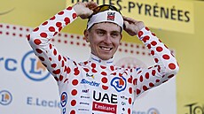 Tadej Pogaar získává puntíkatý dres po triumfu ve 12. etap Tour de France.