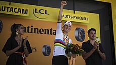 Tadej Pogaar slaví triumf ve 12. etap Tour de France.