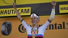 Tadej Pogaar slaví triumf ve 12. etap Tour de France.