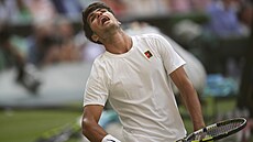 Carlos Alcaraz reaguje bhem finále muské dvouhry ve Wimbledonu.