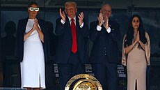 Americký prezident Donald Trump s manelkou Melanií sledují finále fotbalového...
