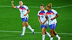 Hráky Anglie se radují z gólu proti Walesu.