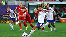 Georgia Stanwayová z Anglie skóruje z penalty proti Walesu.