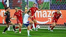 Anglianka Ella Tooneová skóruje proti Walesu.