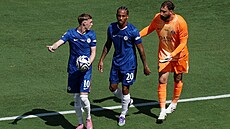 Cole Palmer z Chelsea v diskuzi s Gianluigim Donnarummou z PSG.