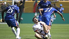 Chvia Kvaracchelija z PSG leí na zemi po zákroku ve finále MS klub.