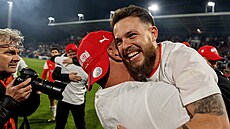 Vasil Kuej ze Slavie slaví zisk mistrovského titulu.