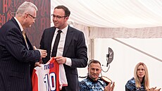 Momentka ze slavnostního p�edstavení nových slávistických dres�. Na snímku...