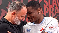 Shledání. Slávistický trenér Jind�ich Trpi�ovský (vlevo) s navrátilcem Simonem...