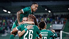 Fotbalisté Ludogorce slaví gól Filipa Kaloe.