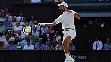 Novak Djokovi a jeho úder v semifinále Wimbledonu.