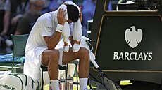 Trápil se. Novak Djokovi� po úvodním prohraném setu v semifinále Wimbledonu.
