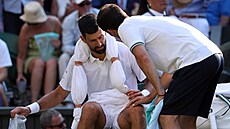 Novak Djokovi� v pé�i léka�e b�hem semifinále Wimbledonu.