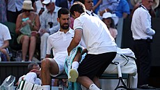 Novak Djokovi si v semifinále Wimbledonu stoval na bolavou nohu.