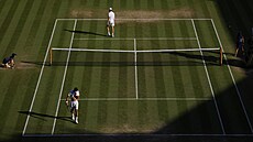 Momentka ze semifinále Wimbledonu mezi Jannikem Sinnerem a Novakem Djokoviem.