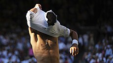 Chce to zmnu! Novak Djokovi se bhem semifinále Wimbledonu pevlékl.