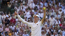 Jannik Sinner slaví postup do finále Wimbledonu.