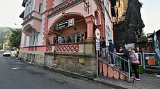 Na lístky na Edmundovu sout�sku v H�ensku �ekali lidé z r�zných kout� sv�ta....