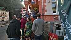 Na lístky na Edmundovu sout�sku v H�ensku �ekali lidé z r�zných kout� sv�ta....