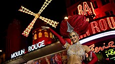 Francouzská tane�nice kankánu pózuje p�ed kabaretem Moulin Rouge p�i oslavách...