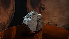 Nejvtí kus Marsu na Zemi, zvaný NWA 16788, vystavený v aukní síni Sothebys...