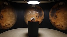 Nejvtí kus Marsu na Zemi, zvaný NWA 16788, vystavený v aukní síni Sothebys...