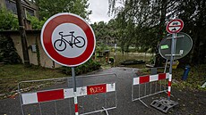 Cyklostezka ve Vrané nad Vltavou uzav�ená po podzimních povodních. (14. zá�í...