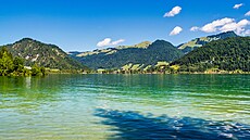 Jezero Walchsee v rakouském regionu Kaiserwinkl