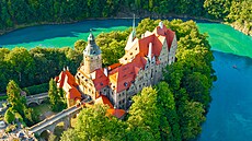 Hrad Czocha je obklopený vodami Lenianské pehrady.