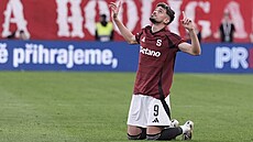 Sparanský útoník Albion Rrahmani oslavuje svj gól v derby proti Slavii.