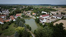 Rybník v Ohrobci u Prahy, kde utonul Frantiek Kliík.. (14. ervence 2025)