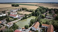 Rybník v Ohrobci u Prahy, kde utonul Frantiek Kliík.. (14. ervence 2025)