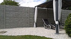 Horké léto na zahrad�? Betonový plot zajistí stín, klid a bezpe�í