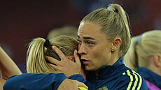 Fridolina Rolfová utuje spoluhráku Smillu Holmbergovou po prohraných...