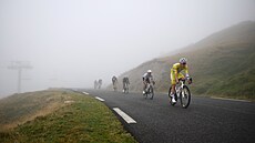 Peloton se lutým muem Tadej Pogaarem (UAE) se opatrn ítí zamleným horským...