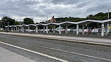 Pod p�íst�e�ky u nádra�í Braník je zakázáno vstupovat.