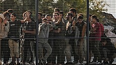 Libyj�tí migranti v �eckém p�ístavu Lavrio (10. �ervence 2025)