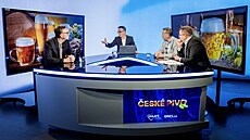 Kulatý stl na téma eské pivo. Zleva Petr Dvoák, generální editel,...