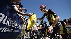 Jonas Vingegaard se podepisuje fanoukm ped startem 7. etapy Tour.