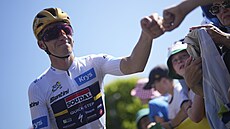Remco Evenepoel se zdraví s fanouky ped startem 6. etapy.