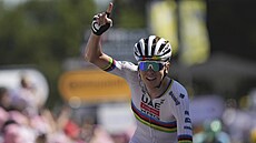 Tadej Pogaar vítzí v 7. etap Tour de France.