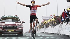 Thymen Arensman slaví triumf v pyrenejeské etap Tour na Superbagneres.