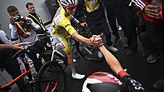Tadej Pogaar gratuluje Thymenu Arensmanovi k vítzství ve 14. etap Tour.