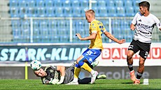Zlínský branká Stanislav Dostál zasahuje ped Matjem Radostou z Teplic,...