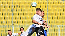 Zlínský Milan Fukala v souboji o mí s Matjem Pulkrabem z Teplic.