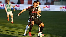 Pavel Kadeábek ze Sparty brání v pístupu k míi jabloneckému Danielu Soukovi.