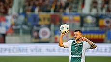 Jablonecký záloník Daniel Souek rozehrává.