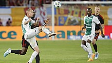 Jablonecký útoník Jan Chramosta se snaí zpracovat mí ped Emmanuelem...