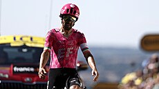 Ben Healy se raduje z triumfu v esté etap Tour de France.