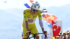 Tadej Pogaar projídí cílem tinácté etapy Tour de France.